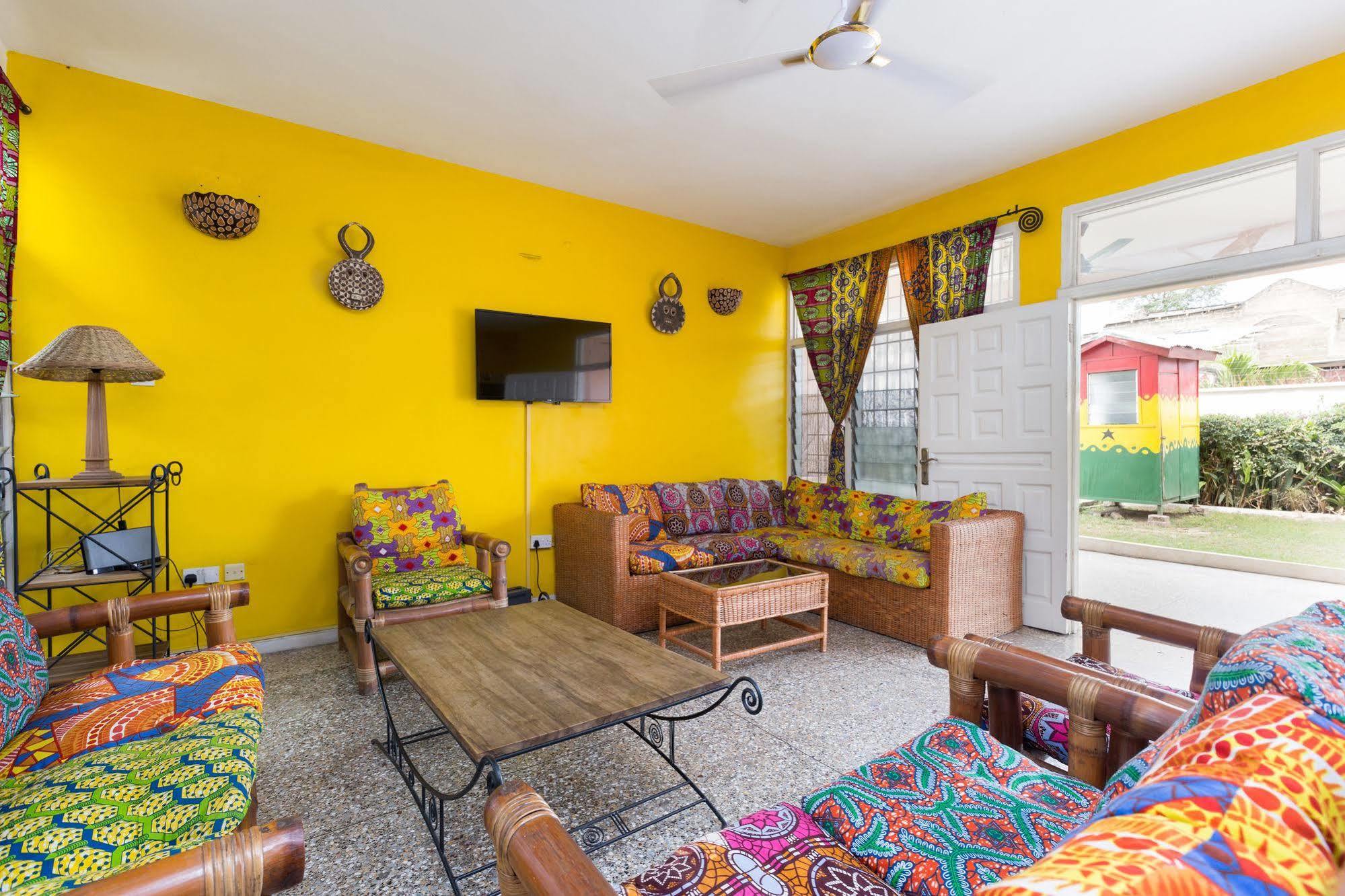 Agoo Hostel (Adults Only) Акра Екстериор снимка