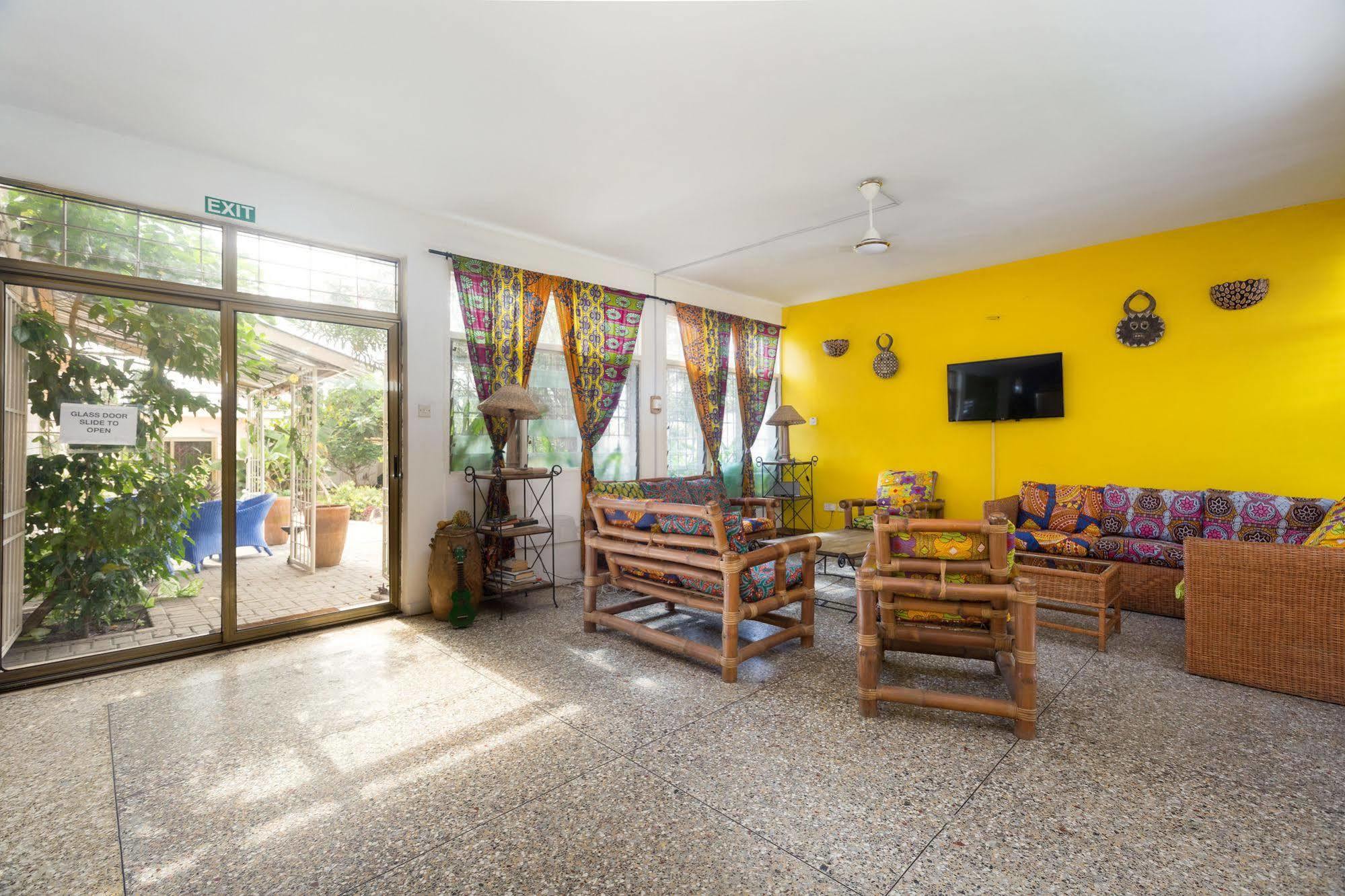 Agoo Hostel (Adults Only) Акра Екстериор снимка